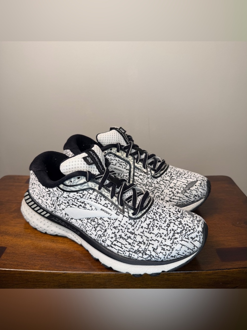 Brooks Adrenaline GTS 20 Womens Size 7 B Black White Running Shoes 1202961B167